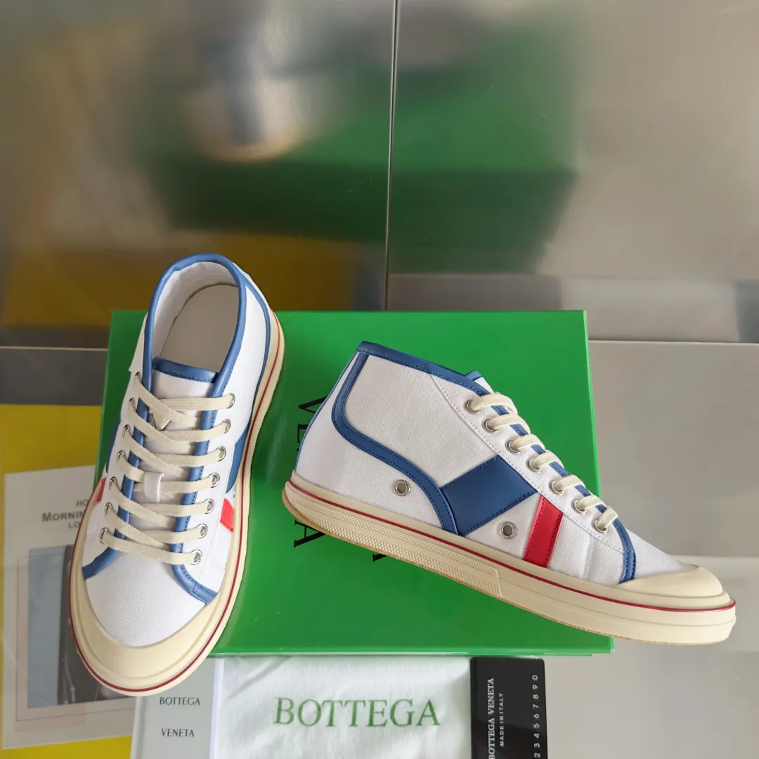 Top version: Couple model 580💰 Bottega Veneta Bottega Veneta BV’s latest Eliot series retro basketball shoes casual sports canvas shoes Bottega Veneta 2025 spring and summer show new shoes Eliot is on the market. Inspired by retro basketball sneakers, the color combination highlights youthful vitality and perfectly interprets the theme of youth and childlike innocence. The details are also very particular. The summer canvas brings excellent durability and comfort. Designs such as calfskin trim, rubber toe caps and hand-painted retro red lines are full of retro feel. The round toe and convex sole add a modern feel. Exquisite packaging at the delivery counter🛍📦 ▪️Fabrics: Original customized high-density canvas + cowhide ▪️Inner lining: Original customized breathable canvas ▪️Sole: Original open-molded anti-slip TPU material ▪️Sole thickness: 3CM ▪️Size: Women’s 35-41 / [Men’s 39-45 pre-sale]